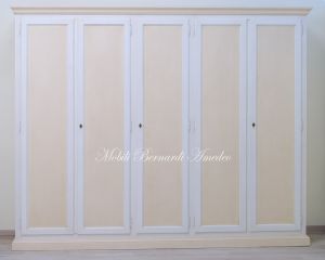 Armadio per camera da letto in stile classico con finitura colorata bianco e crema